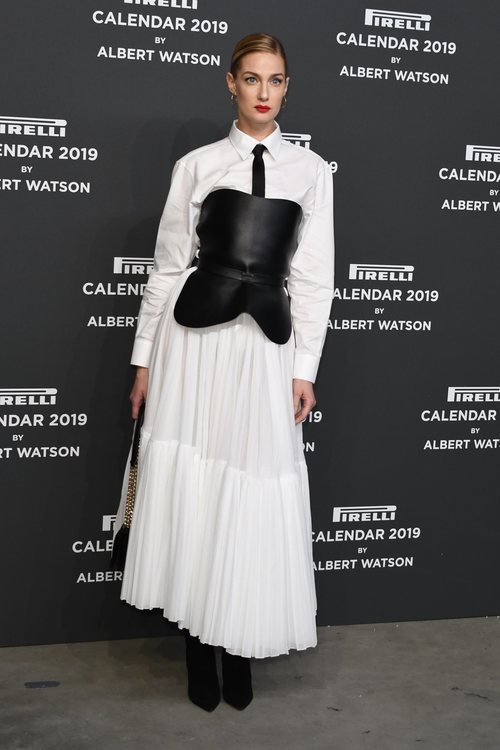Eva Riccobono apuesta por un look dos piezas para la presentación del calendario Pirelli 2019