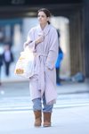 Katie Holmes pasea con un abrigo de paño en Nueva York