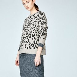 Modelo con un jersey estampado de la colección 'animal print' otoño/invierno 2018/2019 de Sfera