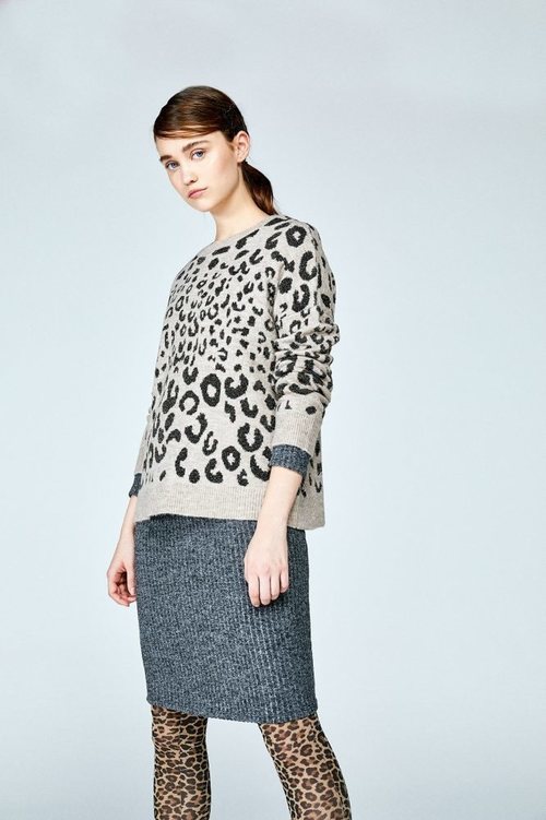 Modelo con un jersey estampado de la colección 'animal print' otoño/invierno 2018/2019 de Sfera