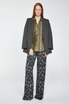 Modelo luciendo un conjunto estampado de la colección 'animal print' otoño/invierno 2018/2019 de Sfera