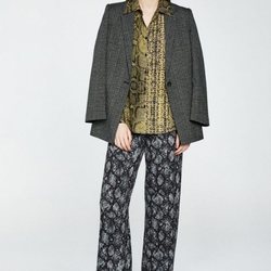 Modelo luciendo un conjunto estampado de la colección 'animal print' otoño/invierno 2018/2019 de Sfera