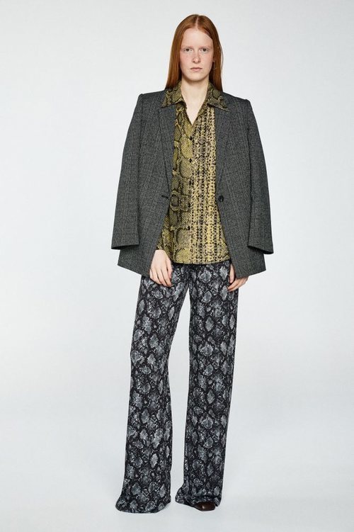 Modelo luciendo un conjunto estampado de la colección 'animal print' otoño/invierno 2018/2019 de Sfera