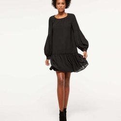 Vestido negro corto de la colección de Navidad de Sisley 2018