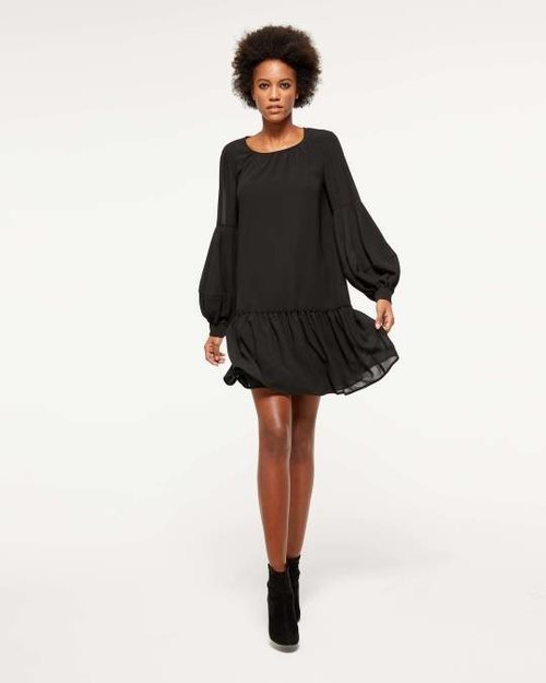 Vestido negro corto de la colección de Navidad de Sisley 2018