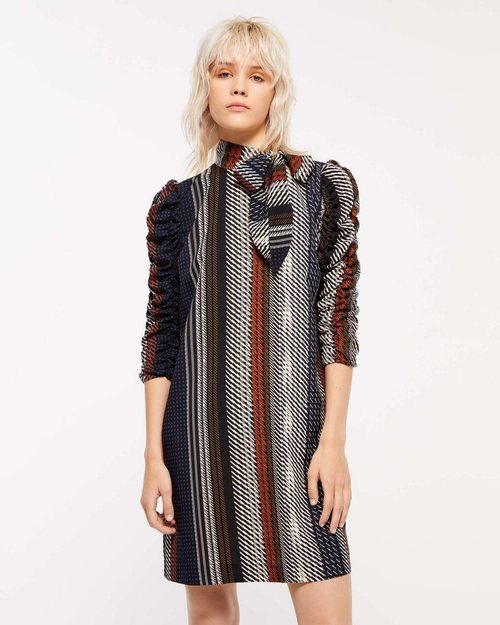 Vestido corto estampado de la colección de Navidad de Sisley 2018