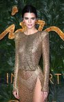 Kendall Jenner posa con un vestido atrevido en los British Fashion Awards 2018