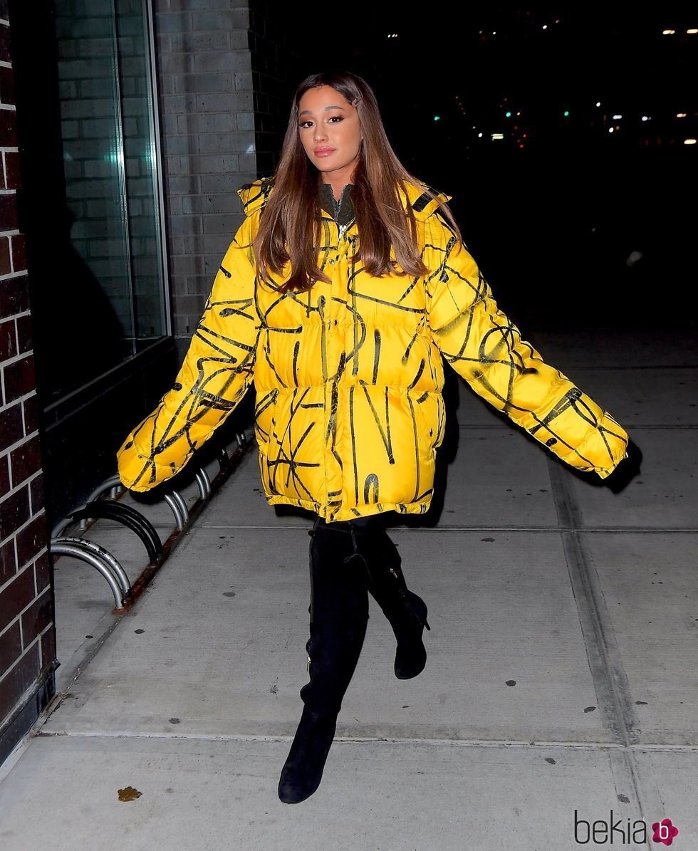 Ariana Grande apuesta por un look oversize