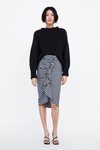 Modelo con una falda de cuadros de la nueva colección de Zara 2018