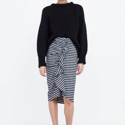 Modelo con una falda de cuadros de la nueva colección de Zara 2018