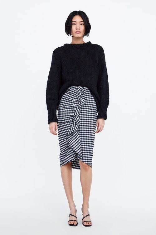 Modelo con una falda de cuadros de la nueva colección de Zara 2018