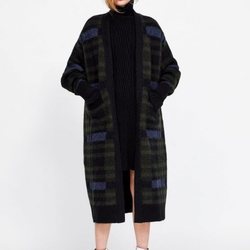 Abrigo estampado de cuadros de la colección de Zara 2018
