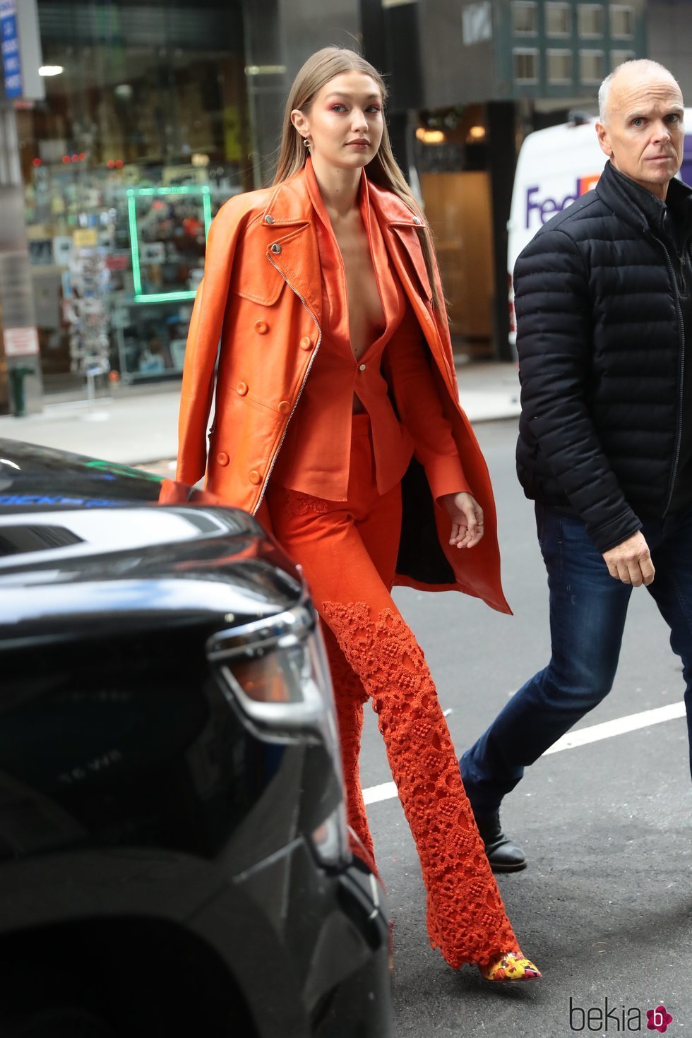 Gigi Hadid luce un total look naranja neón por las calles de Nueva York