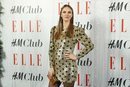 Helen Lindes posa con un mini vestido brillante para la gala 'Elle Christmas Party'