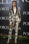 Nieves Álvarez posa con un esmoquin dorado en la presentación de Porcelanosa