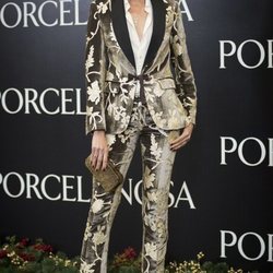 Nieves Álvarez posa con un esmoquin dorado en la presentación de Porcelanosa
