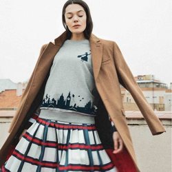 Ana Rujas luciendo una sudadera gris de Mary Poopins por El Ganso 2018