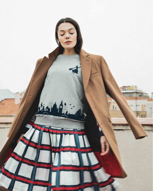 Ana Rujas luciendo una sudadera gris de Mary Poopins por El Ganso 2018