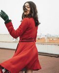 Ana Rujas posando con el abrigo rojo de Mary Poopins por El Ganso 2018