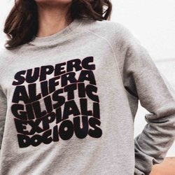Ana Rujas con una sudadera gris con frase de Mary Poopins por El Ganso 2018