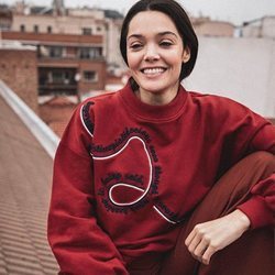 Ana Rujas con una sudadera roja  de Mary Poopins por El Ganso 2018