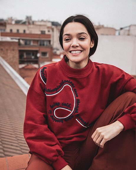 Ana Rujas con una sudadera roja de Mary Poopins por El Ganso 2018