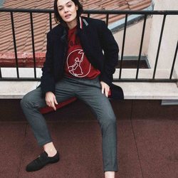 Ana Rujas con una sudadera roja con una silueta de Mary Popins por El Ganso 2018