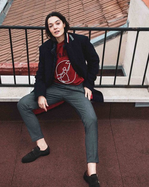 Ana Rujas con una sudadera roja con una silueta de Mary Popins por El Ganso 2018
