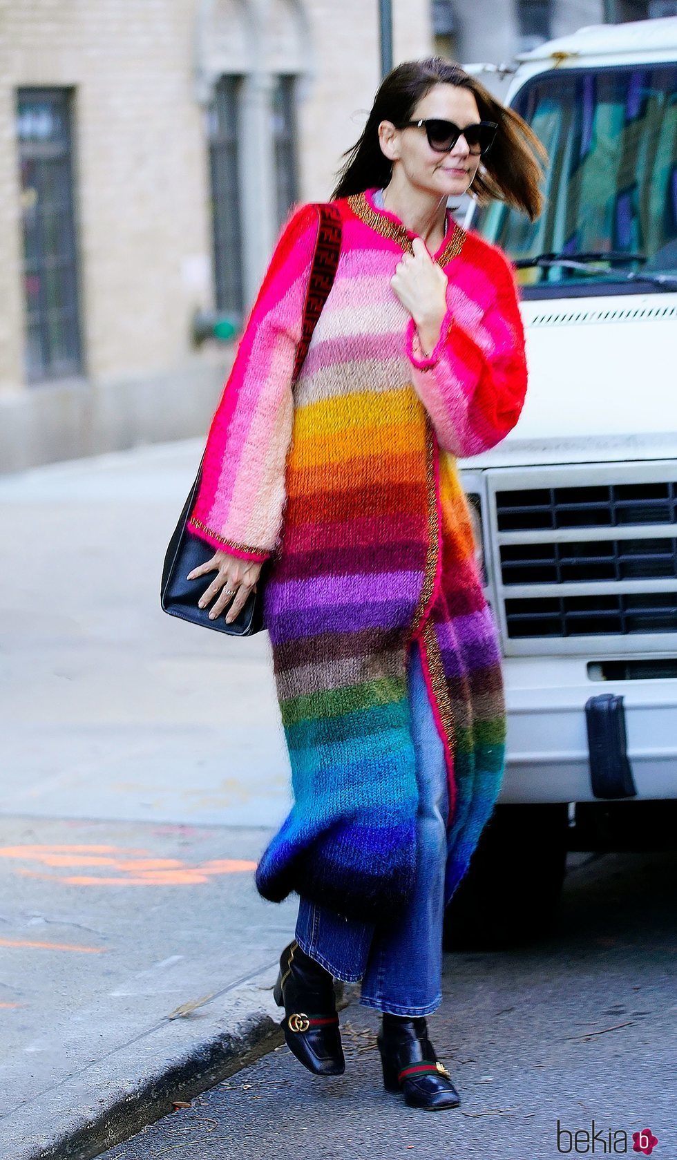 Katie Holmes pasea con un abrigo multicolor en Nueva York