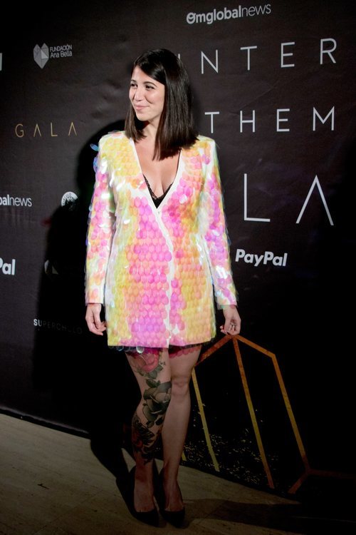 Bely Basarte apuesta por un blazer-vestido multicolor en la gala Winter Anthem