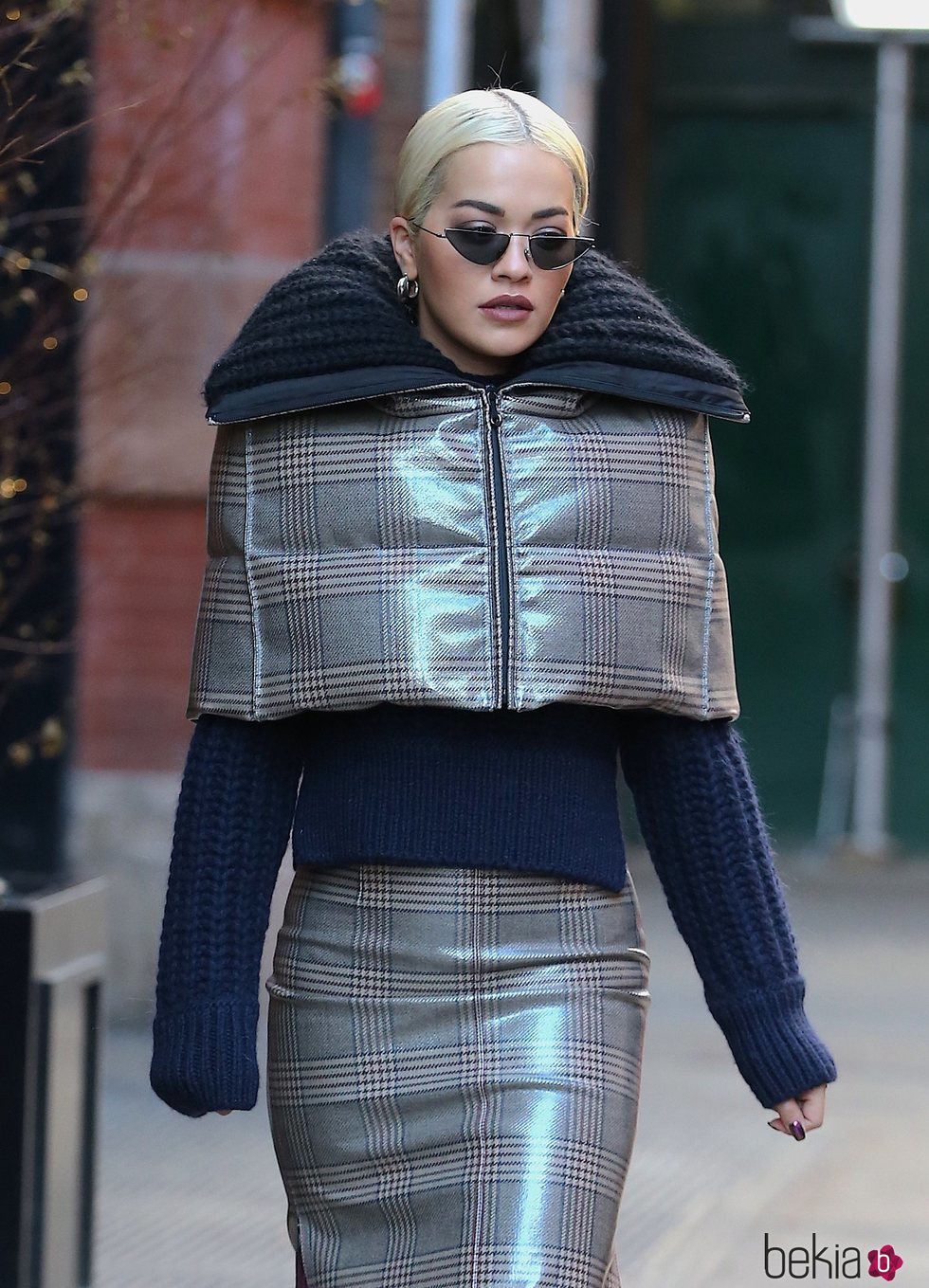 Rita Ora apuesta por un look a cuadros muy abrigado