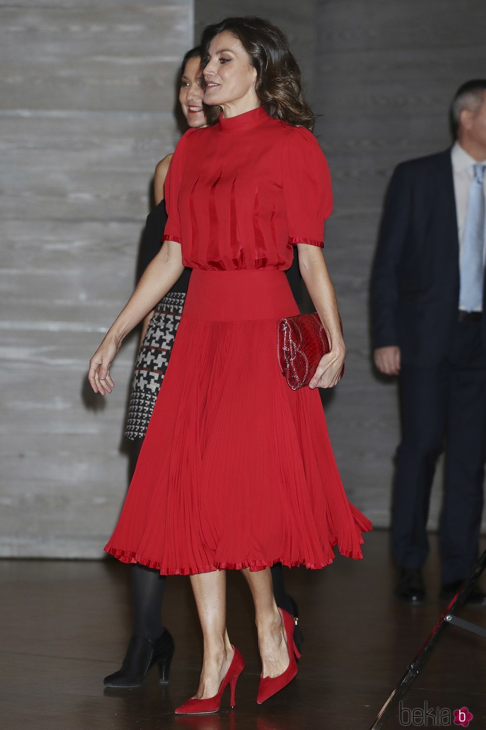 La Reina Letizia elige un total look red para los Premios Nacionales de la Industria de la Moda
