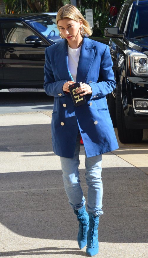 Hailey Baldwin luce un street style en tono azul