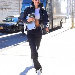 Bella Hadid pasea con un look muy casual por Nueva York