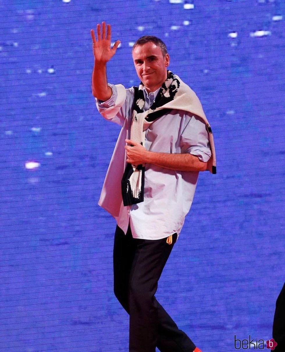 Raf Simons con una camisa blanca en el desfile de Calvin Klein