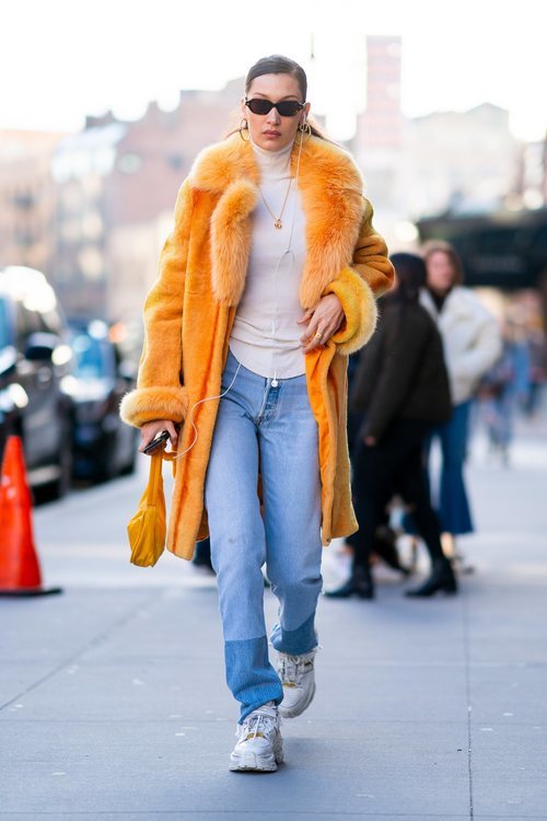Bella Hadid con un abrigo amarillo por la calles de Nueva York