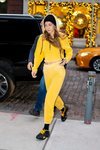 Gigi Hadid con un chandal amarillo por las calles de Nueva York