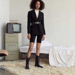 Modelo con un conjunto 'total black' de la nueva colección de Mango 2019