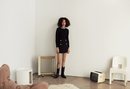 Modelo luciendo una falda negra de la nueva colección de Mango 2019