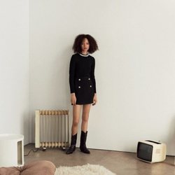 Modelo luciendo una falda negra de la nueva colección de Mango 2019