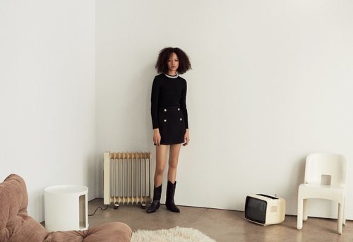Modelo luciendo una falda negra de la nueva colección de Mango 2019
