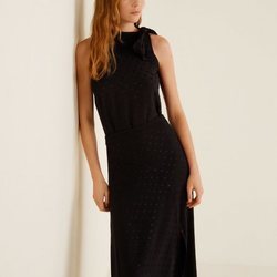 Modelo luciendo una falda midi negra de la nueva colección de Mango 2019