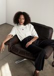 Modelo con un conjunto en color blanco y negro de la nueva colección de Mango 2019