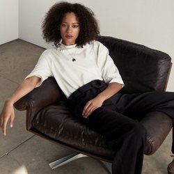 Modelo con un conjunto en color blanco y negro de la nueva colección de Mango 2019