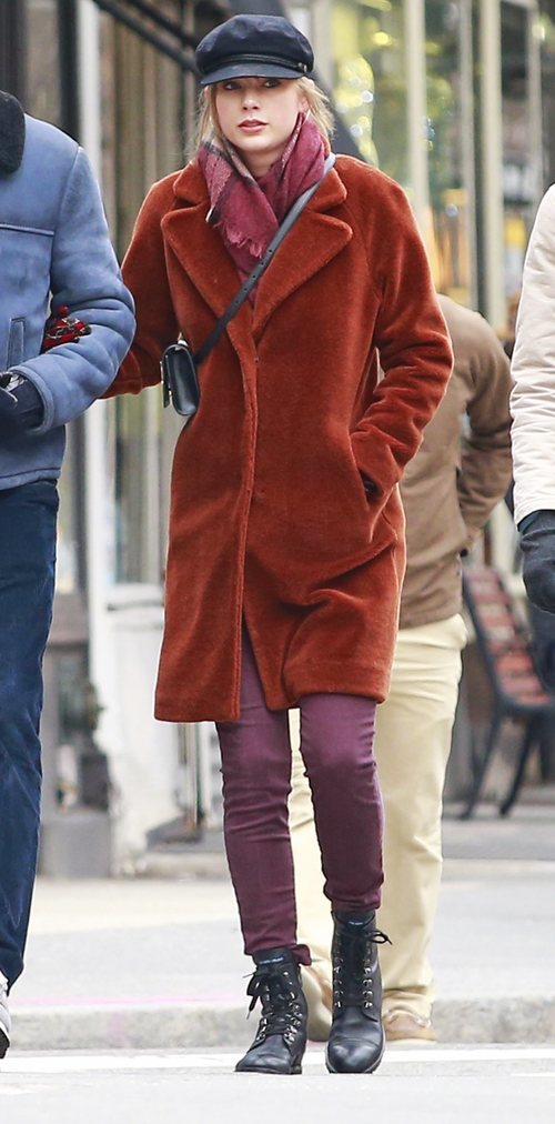 Taylor Swift paseando por Nueva York con un look un tanto desaliñado