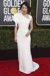 Sandra Oh con un vestido blanco de Versace en la alfombra roja de los Globos de Oro 2019