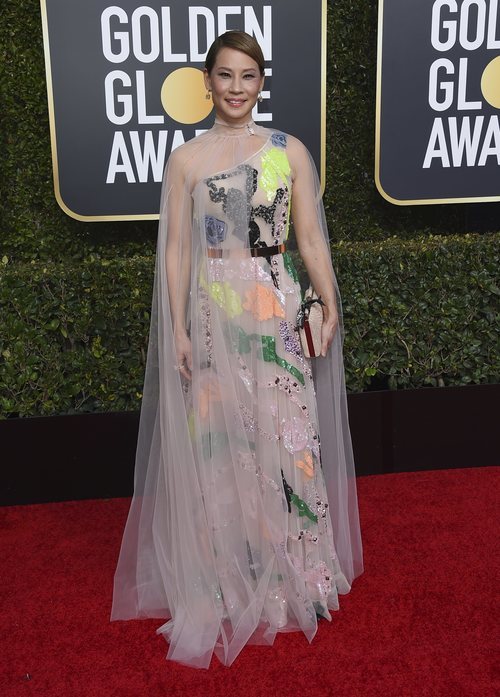Lucy Liu con un vestido de Galia Lahav en la alfombra roja de los Globos de Oro 2019