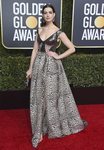 Anne Hathaway con un vestido de Elie Saab en la alfombra roja de los Globos de Oro 2019
