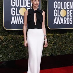 Charlize Theron con un vestido de Christian Dior en los Globos de Oro 2019