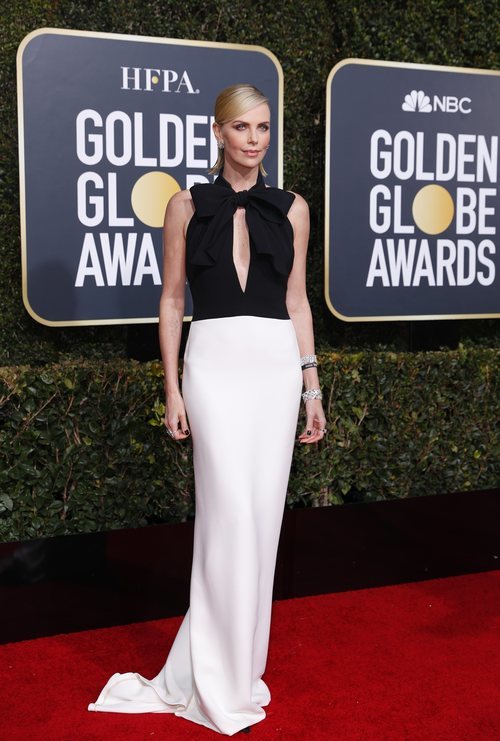 Charlize Theron con un vestido de Christian Dior en los Globos de Oro 2019